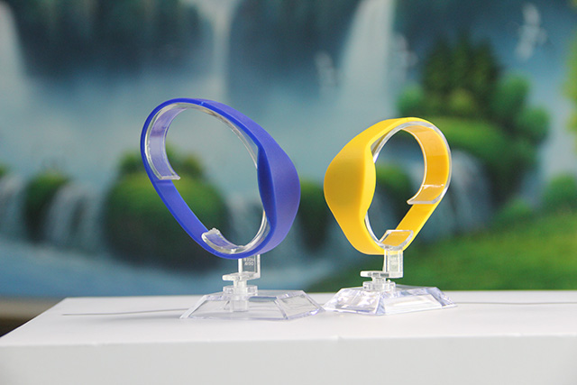 一种用松紧腕带造成的折叠保鲜盒